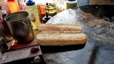 Yumurta shami burger pakistani ve Hint sokak yemekleri için ekmeğe patates püresi ya da tikki serpiyorum.