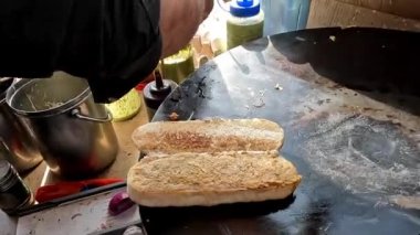 Ekmeğe nane sosu sürüyorum, sade yumurta burgeri için.