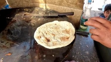 Yol kenarı yemek hikayesi patates masalasını naan ya da ekmek üzerine yayıyor.