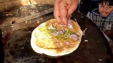 # Soğan ve lahana salatası serpiyorum # # Naan veya ekmek yolu kenarındaki yemek sokağına #