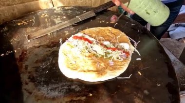 Yeşil nane Chutney 'i naan ya da ekmek yolu kenarındaki yiyecek caddesine yaymak