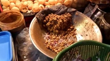 Chana sohbet içinde soğan ve masala karıştırma 4k kısa video klibi