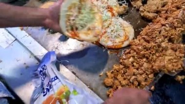 Shawarma 4K kısa video klibinde ızgara tavuk ekliyorum.