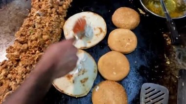 Shawarma ekmeğine kırmızı ve beyaz sos yaymak. 4K kısa video klibi.