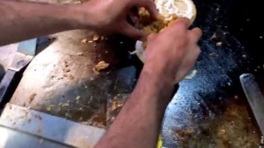 Çöreğe tavuk şamatası ve malzemeler ekleyerek 4K kısa video klibi