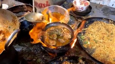 Karahi tavuğunu yüksek ateşte ısıtıyor 4K kısa video klipte