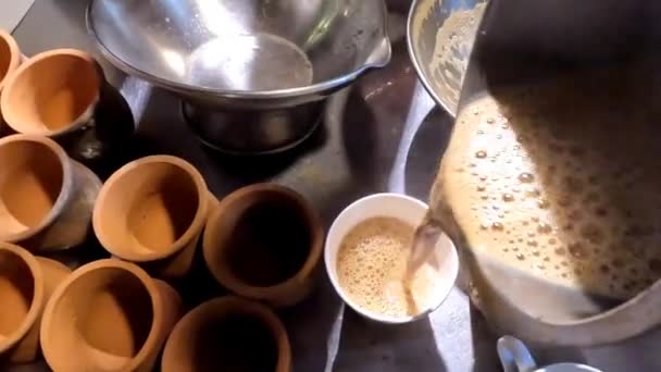 Mettre Thé Dans Des Tasses Court Clip Vidéo — Video