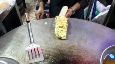 Yeşil nane sosuyla kaplı hamburger ekmeğine yumurta koymak ve büyük bir tavada ısıtmak.