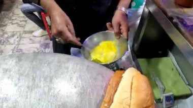 Küçük metal ya da çelik kasede kaşıkla yumurta çırpmak