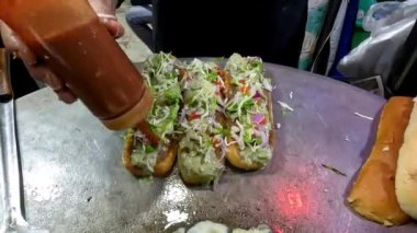 Yeşil ve mor lahana salatalı salata ve soğanlı yumurta shami burger ekmeği.