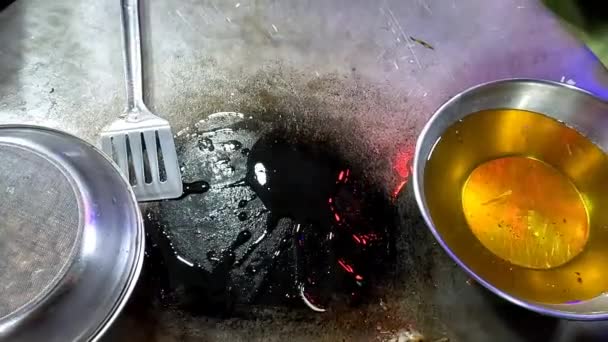 Frying Sliced Bun Oil Huge Pan Making Egg Shami Burger — Stok Video