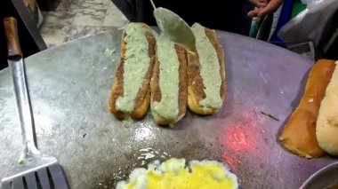 Hamburgerin üzerine yeşil fesleğen sosu dök.