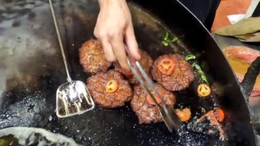 Güzel ve lezzetli chapli kebap üst yakın çekim dekorasyon kızarmış domates ve yeşil chilli 4k yüksek çözünürlüklü video