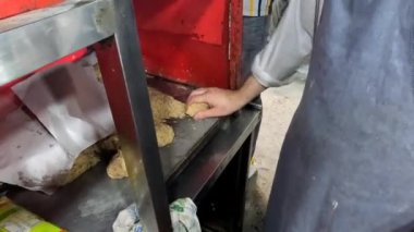 4K çözünürlüklü video yaydıktan sonra kıyma ile chapli kebap yapmak ve kızgın yağın içine koymak