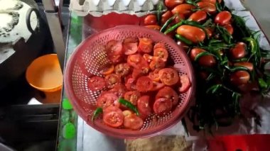 Dilimlenmiş domatesler ve yeşil biberli yakın çekim görüntüsü 4k numaralı tepside yumurta ve yüksek çözünürlüklü video.