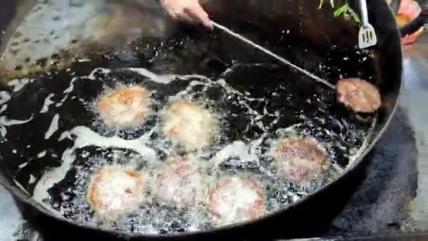 Scoaterea Chapli Kabab Din Ulei Prăjit Clătirea Piperului Negru Video — Videoclip de stoc
