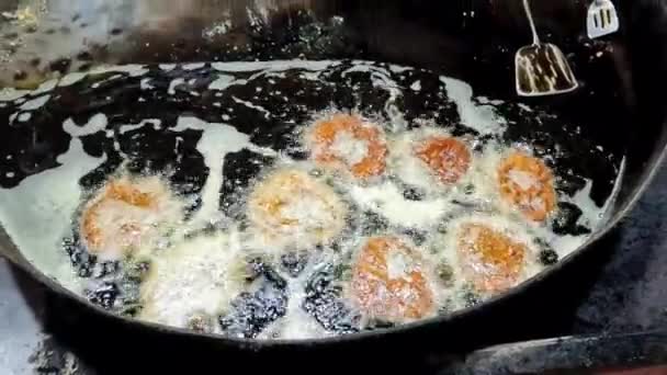 Top Widok Zbliżenie Chapli Kabab Frytki Ogromnej Patelni Wysokiej Rozdzielczości — Wideo stockowe
