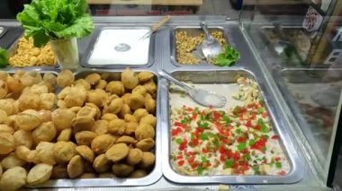 Safra kestanesinin yol kenarı. Gol gappay meyve sohbeti. Güzel süsleme ve yerleştirme.