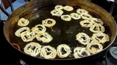 Pakistan, Pakistan ve Orta Doğu 'da kızgın petrol caddelerinde jalebi yapmak ya da kızartmak. Jalebi geleneksel tatlı bir spiral şeklindedir.