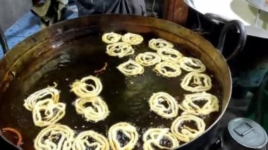 Pakistan, Pakistan ve Orta Doğu 'da kızgın petrol caddelerinde jalebi yapmak ya da kızartmak. Jalebi geleneksel tatlı bir spiral şeklindedir.