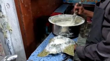 Sıcak yağ dökmek için pamuk bezine jalebi sıvısı döküyorum.