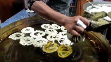 Pakistan, Pakistan ve Orta Doğu 'da kızgın petrol caddelerinde jalebi yapmak ya da kızartmak. Jalebi geleneksel tatlı bir spiral şeklindedir.