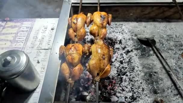 Κοτόπουλο Ψημένο Στη Σούβλα Ψημένο Πάνω Από Λαμπερά Κάρβουνα Οξιάς — Αρχείο Βίντεο