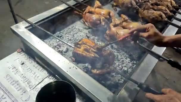 Κοτόπουλο Ψημένο Στη Σούβλα Ψημένο Πάνω Από Λαμπερά Κάρβουνα Οξιάς — Αρχείο Βίντεο