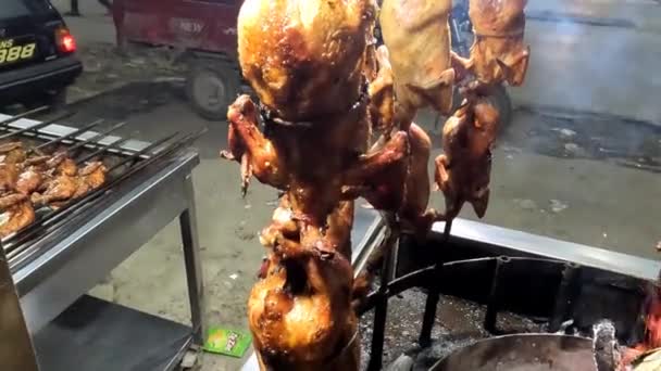 Pollo Arrostito Sullo Spiedo Che Viene Grigliato Sopra Carboni Ardenti — Video Stock