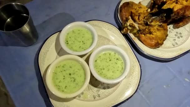 Ολόκληρο Ψητό Κοτόπουλο Πράσινη Σάλτσα Μέντας Τσάτνεϊ Και Naan Μπλε — Αρχείο Βίντεο