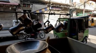 4K çözünürlüklü şarjör dışında su ısıtıcıları asılı.