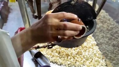 Pakistan 'da makineyle patlamış mısır yapmak 4K yüksek çözünürlüklü şarjör tezgahı