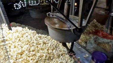 Pakistan 'da makineyle patlamış mısır yapmak 4K yüksek çözünürlüklü şarjör tezgahı