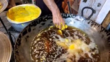 Sıcak yağın içine patates cipsi koyuyoruz. 4K yüksek çözünürlüklü şarjör.