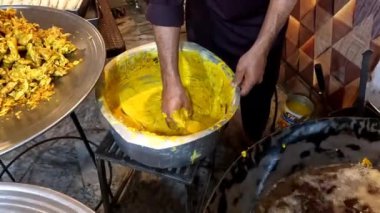 Sıcak yağın içine patates cipsi koyuyoruz. 4K yüksek çözünürlüklü şarjör.