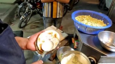 Shawarma ekmeğine kırmızı biber sosu sürüyorum. 4k yüksek çözünürlüklü şarjör.