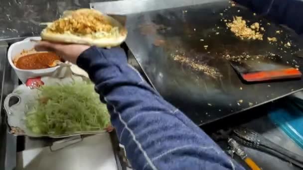 Owijanie Shawarma Kremowym Sosem Kurczakiem Wysokiej Rozdzielczości Klips — Wideo stockowe