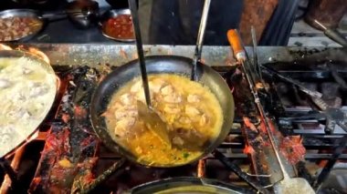 Karahi tavuğu kızgın yağda kızartılıyor. Yakın görüş 4K yüksek çözünürlüklü şarjör.
