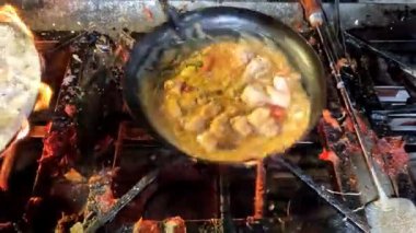 Karahi tavuğu kızgın yağda kızartılıyor. Yakın görüş 4K yüksek çözünürlüklü şarjör.