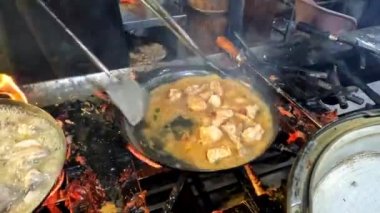 Karahi tavuğu kızgın yağda kızartılıyor. Yakın görüş 4K yüksek çözünürlüklü şarjör.