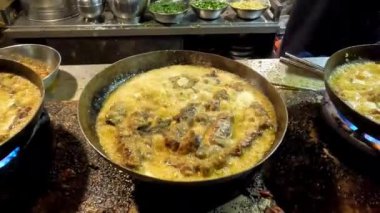 Yüksek ateşte kızaran Kebap Kebap Karahi 'yi arayın. 4K yüksek çözünürlüklü görüntü klibini kapatın.