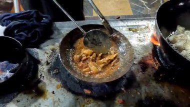Karahi tavuğu kızgın yağda kızartılıyor. Yakın görüş 4K yüksek çözünürlüklü şarjör.