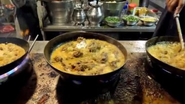 Yüksek ateşte kızaran Kebap Kebap Karahi 'yi arayın. 4K yüksek çözünürlüklü görüntü klibini kapatın.