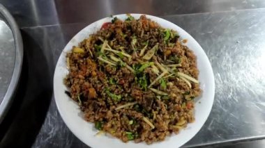 Keema beyaz plaka ya da çanak kaplama video 4k yüksek çözünürlüklü klipte kızartıldı