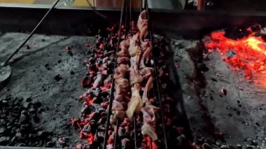 Yanan bobin ateşinde koyun eti yapmak 4K yüksek çözünürlüklü şarjör.