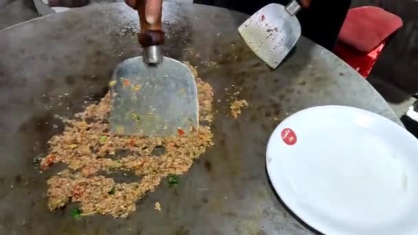 Keema Frying On巨大Tawa Pan Pakistan Street Food 4K高解像度クリップ — ストック動画
