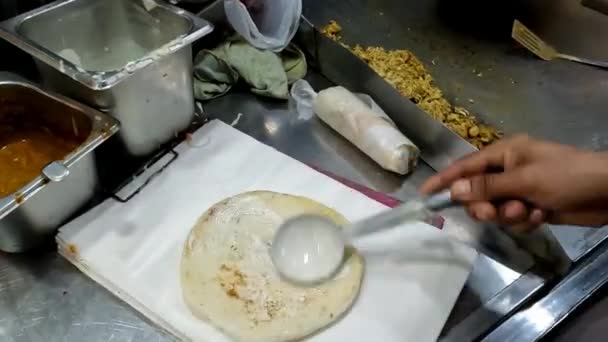 Menambahkan Saus Putih Pada Roti Shawarma Resolusi Tinggi Klip — Stok Video
