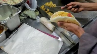 Salata, lahana, domates ve kızarmış tavuk ve Pitta ekmeği ekliyorum. 4k çözünürlük şarjörü.