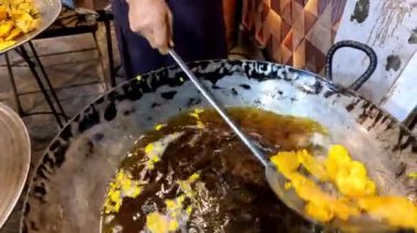 Devasa tava 4K yüksek çözünürlüklü şarjörden yuvarlak çipleri çıkarıyorum.