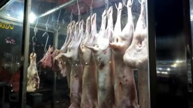 Koyun eti bütün keçiyi sallandırıyor. 4K yüksek çözünürlüklü şarjör.